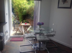 Oakleigh 1 bed ground floor garden view apartment FREE ONSITE PARKING